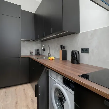 Modern In The Centre Od By Renters Apartment *